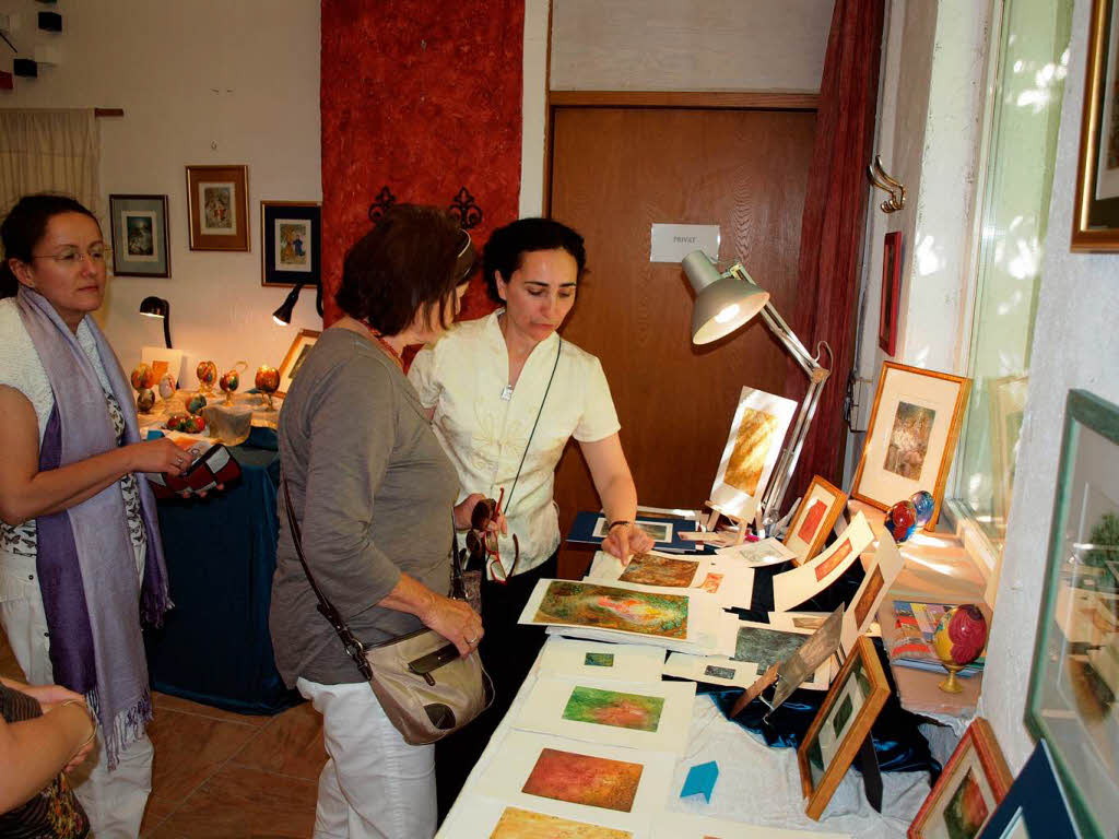 Knstlertage in Riegel, offenes Ateliers der Riegeler Knstler. Michelle Hothum (r) zeigt ihre Radierungen