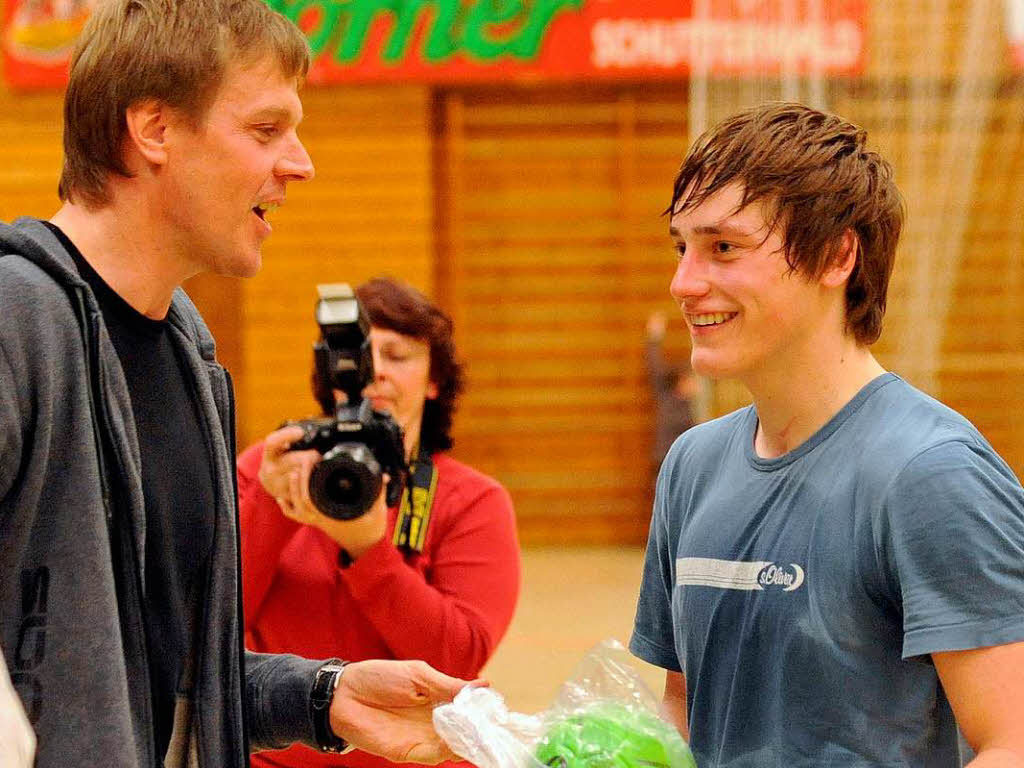 27.Mrz 2010: Martin Heuberger gratuliert der B_Jugend (Lukas Bing) der SG Ottenheim/Altenheim