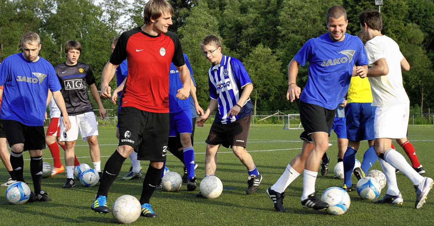&#8222;Immer schn die Murmel streiche...en Spielern bei den bungen mit Ball.   | Foto: Off