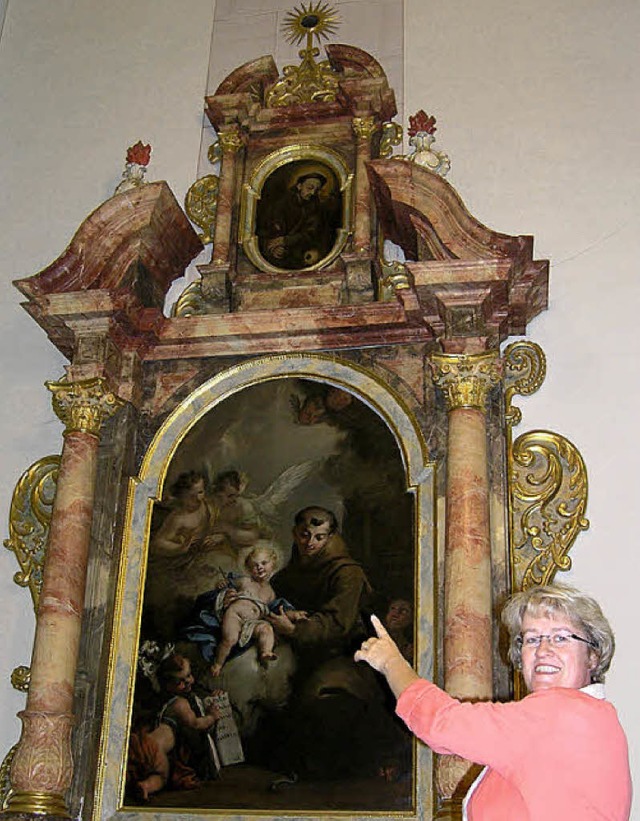 Kirsten Kreher zeigt das Portrt des h...anziskus auf dem barocken Seitenaltar.  | Foto: Schler