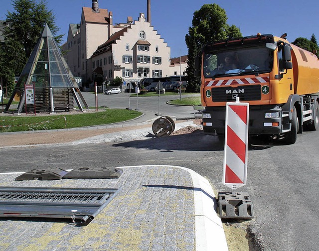 Groe Kehrmaschinen sind vor dem Aufbr...isverkehr vor der Brauerei im Einsatz.  | Foto: Dieckmann