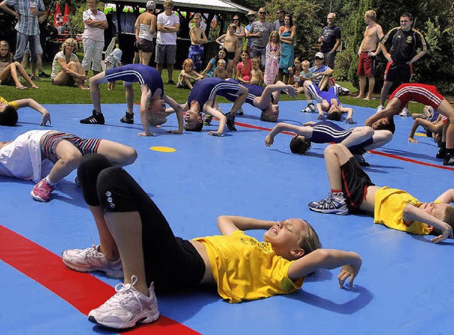 Junge Ringer zeigen beim Familientag e...sschnitt aus ihrem Trainingsprogramm.   | Foto: Heidi Fssel