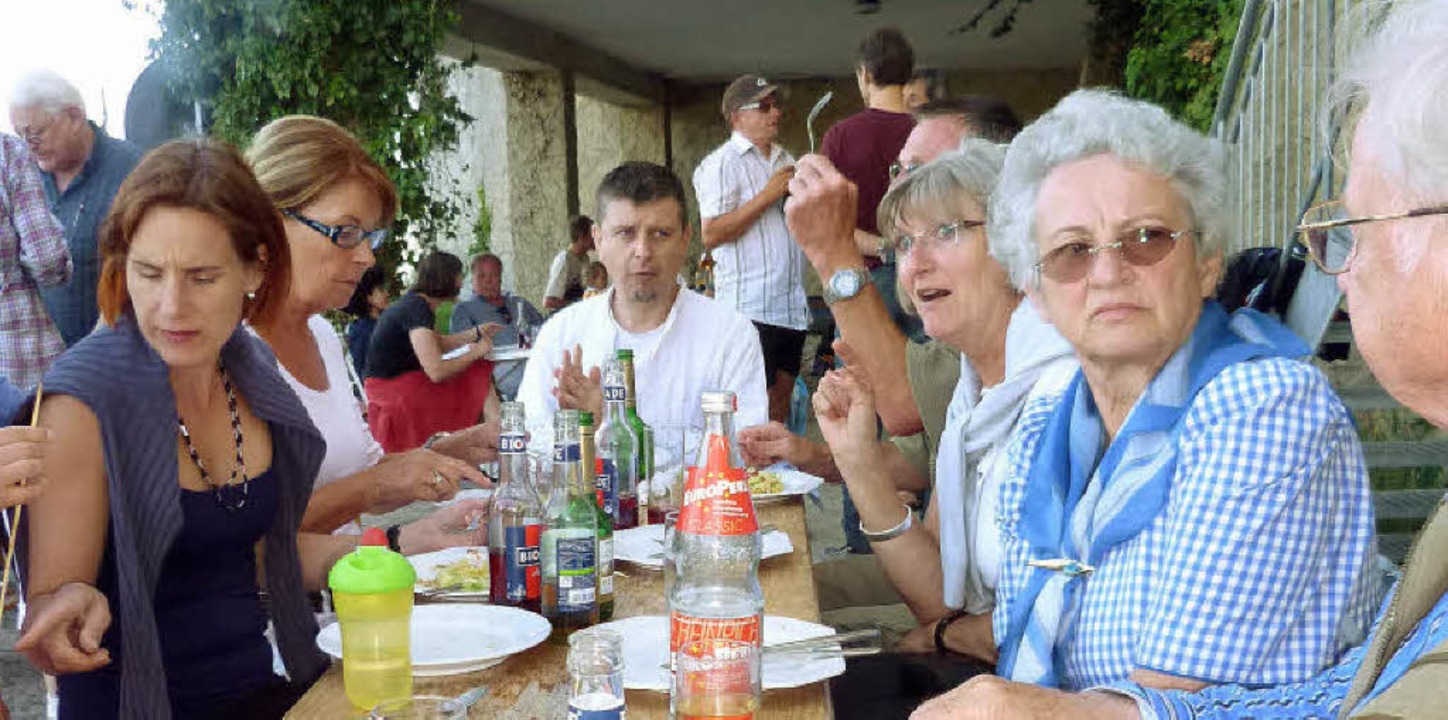 Gespräche beim gemeinsamen Essen direkt am Rhein   | Foto: Gabriele Rasenberger