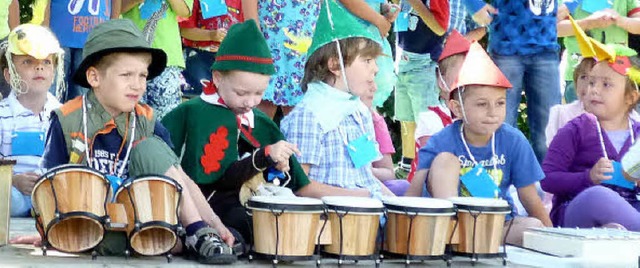 Kinder begren ihre Gste mit einem Lied.  | Foto: Gabriele Rasenberger