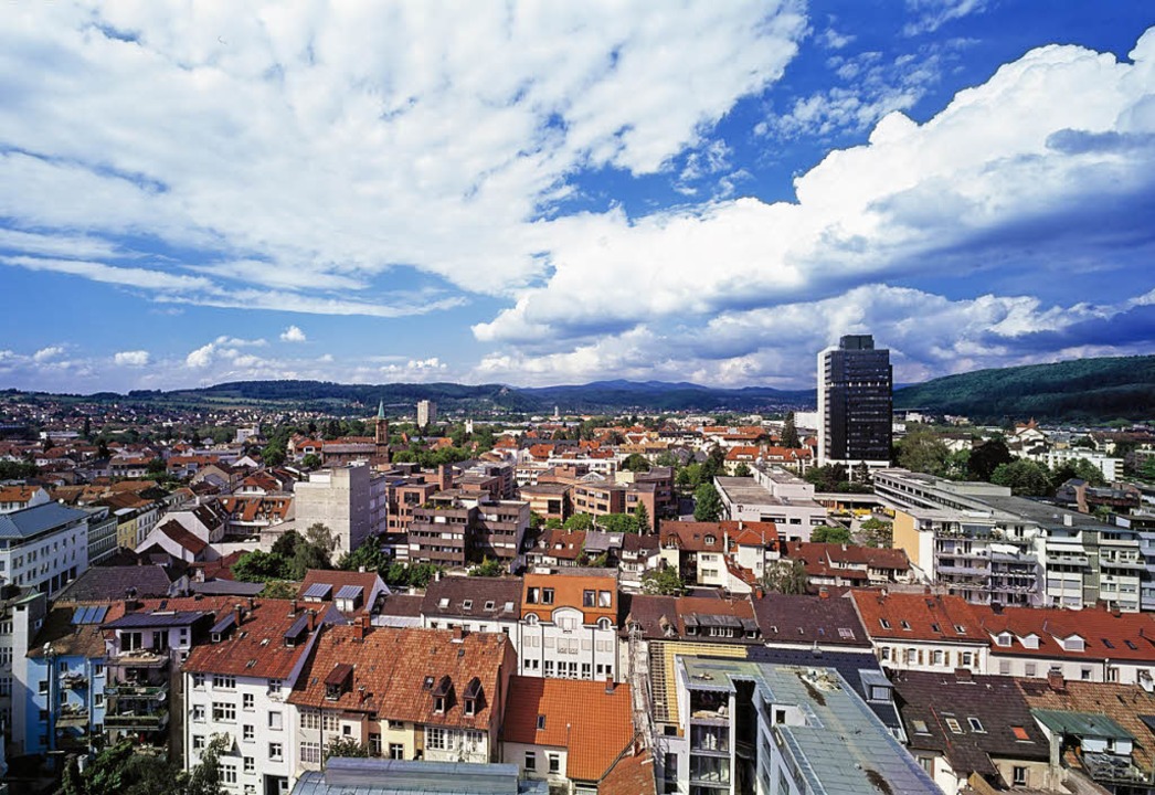 Blick über Lörrach mit dem markanten Rathaus.   | Foto: Thomas Dix