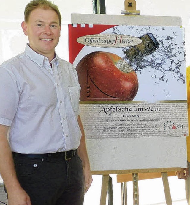 Fosa-Vorsitzender Gerhard Schrder mit dem Siegerentwurf von Hanno Hermann.   | Foto: Weizenecker