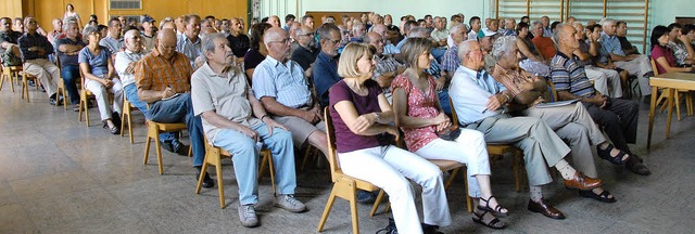 Die 120 Brger bekamen beim Infoabend ...plitteten Abwassergebhr beantwortet.   | Foto: Frey