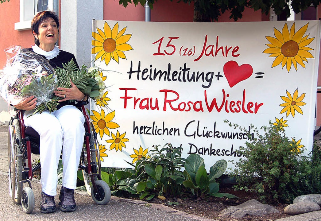 Mit einem Plakat und einem Rolli für e...osa Wiesler zum 15-Jährigen empfangen.  | Foto: privat