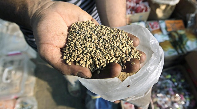 Ein Hndler in Kairo zeigt seinen Bockshornkleesamen.   | Foto: Dapd