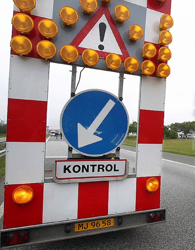 Ein Schild macht auf die Grenzkontrollen aufmerksam.     | Foto: DAPD