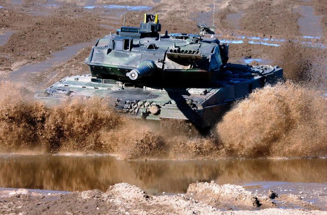 Der Leopard-Panzer htte nach Berechnu... VCD die gleiche Klasse wie der Golf.   | Foto: DPA