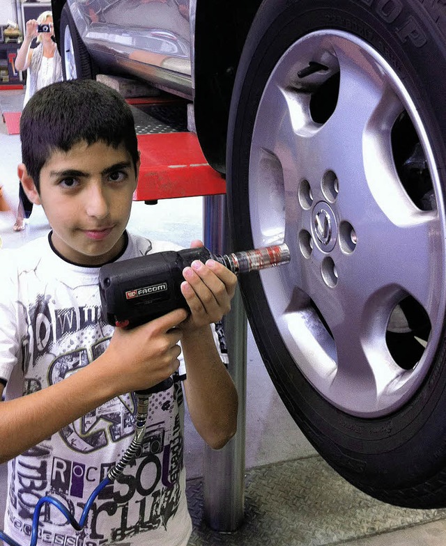 Wie ein richtiger Automechaniker: Serkan mit dem Schrauber.   | Foto: Privat