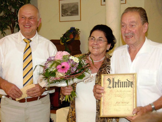Siegfried Maier (links) ernannte Josef... RWG. Blumen gab es fr Ehefrau Maria.  | Foto: Juliane Khnemund