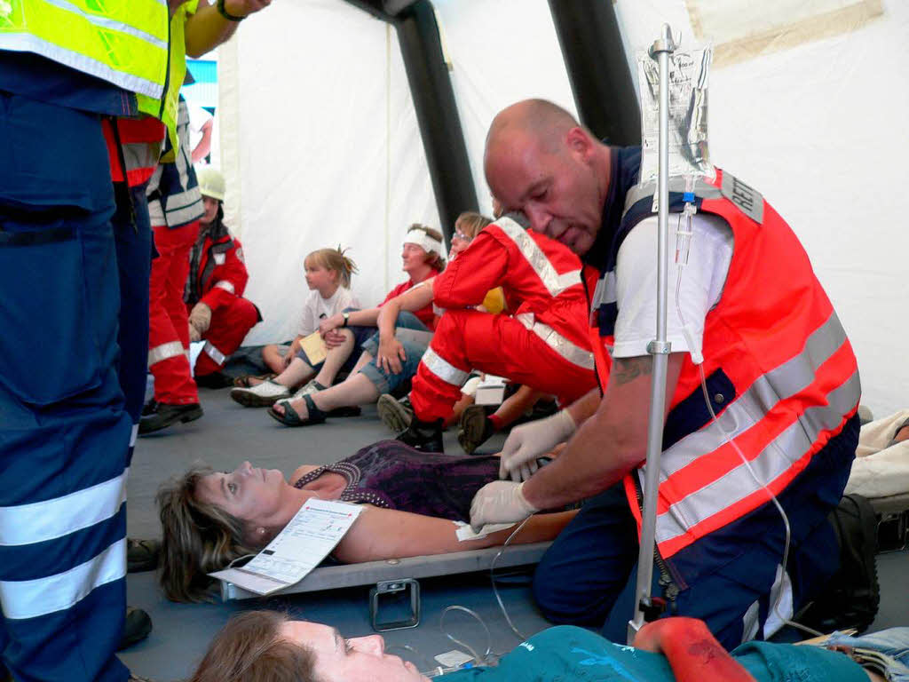 Notrzte, Rettungsassistenten und ehrenamtliche Sanittskrfte des Roten Kreuzes arbeiteten Hand in Hand.