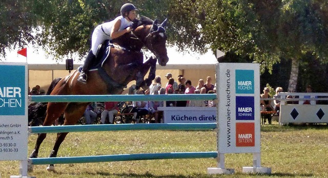 Die Gewinnerin des M-Springens am Sams...Schwarz,  RFSV Kenzingen, auf Twister.  | Foto: Christiane Franz