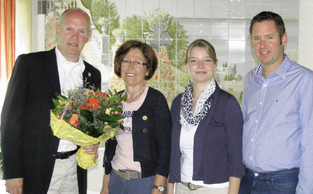 Blumen berreichte Brgermeister Rdig...ieb und dessen Partnerin Sabine Heim.   | Foto: Manfred Lange