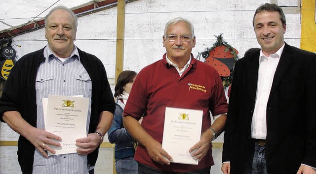 Die Ehrennadel des Landes Baden-Wrtte...r Reinhard Feser (rechts) berreicht.   | Foto: Tina Httich