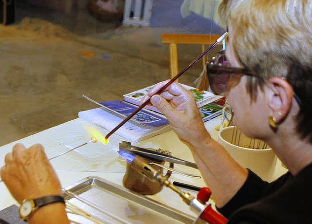 So entstehen Glasperlen: Erika Schmidt zeigte ihr Schmuckhandwerk.   | Foto: heidi fssel