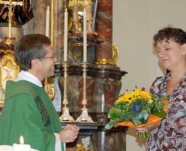 Pfarrer Thum stellte Elisabeth Hringer als neue Mesnerin in Niederwinden vor.  | Foto: elfriede mosmann