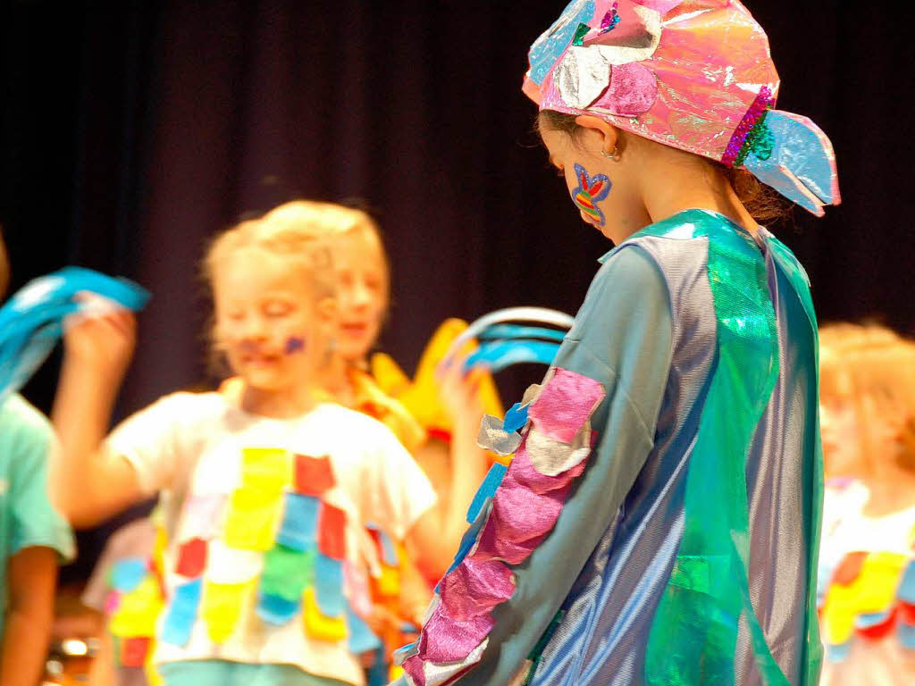 Der Regenbogenfisch: die Klassen 1a, 1b, 2a, 2b der Ren-Schickele-Schule Badenweiler