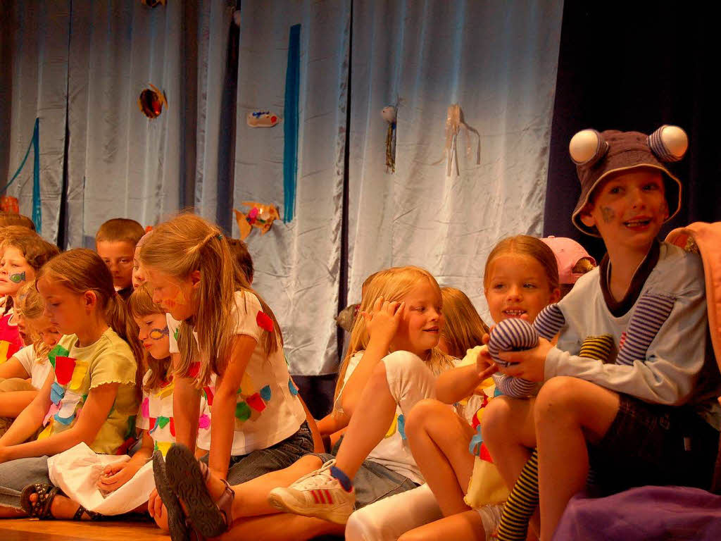 Der Regenbogenfisch: die Klassen 1a, 1b, 2a, 2b der Ren-Schickele-Schule Badenweiler