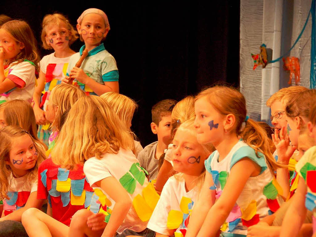 Der Regenbogenfisch: die Klassen 1a, 1b, 2a, 2b der Ren-Schickele-Schule Badenweiler
