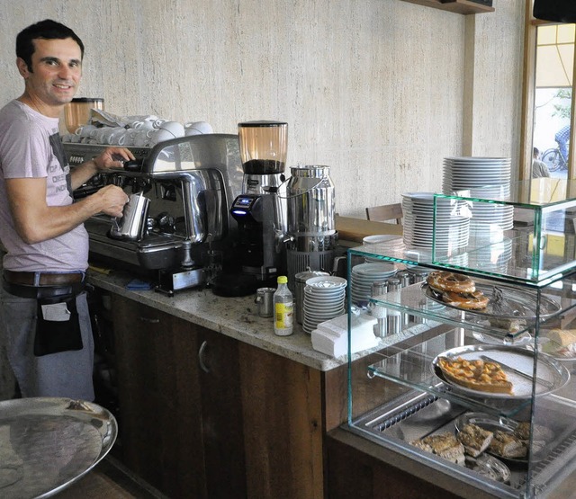 Driton Dizdari bewirtet die Gste der  Drei-Knig-Bar mit Kaffee und Snacks.  | Foto: Barbara Ruda
