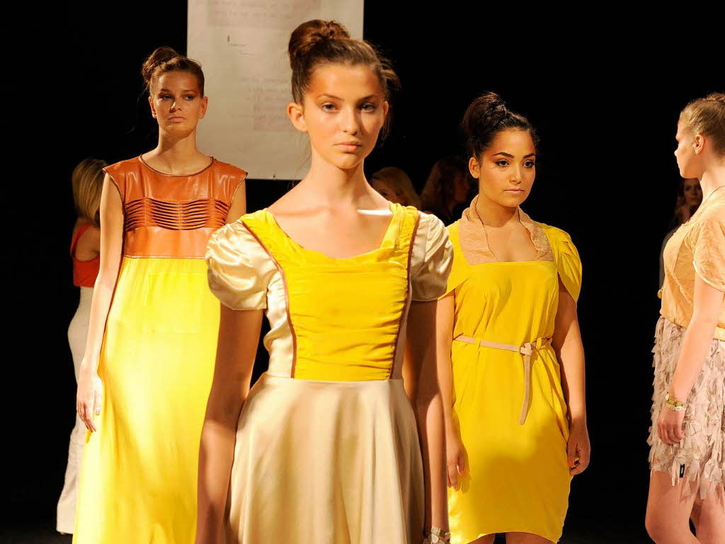 Die Freiburger Sängerin Bahar präsentiert Mode von Rebecca Ruétz auf der Berlin Fashion Week. Die Freiburger Sängerin Bahar präsentiert Mode von Rebecca Ruétz auf der Berlin Fashion Week.