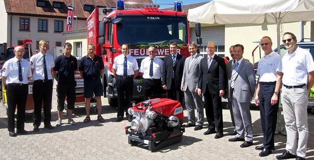 Vertreter der Feuerwehr,  der Gemeinde...ertewagens und einer Traglschpumpe.   | Foto: charlotte schulze