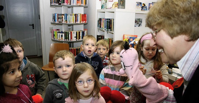 Die Kinder ans Buch und ans Lesen hera...s Carmen Karcher mit dem Maskottchen.   | Foto: theo weber