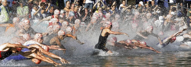 Immer ein Spektakel: Start auf die Schwimmstrecke im Gifizsee   | Foto: Fotos: Faruk nver/Hansgrohe