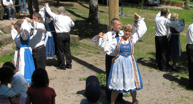 Die Tanzgruppe der Siebenbrger Sachse... Hgelberg mit landesblichen Tnzen.   | Foto: Erika Dietrich