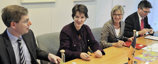 Landrat Hanno Hurth, Staatssekretrin ...Vertrag fr einen besseren Nahverkehr.  | Foto: Michael Bamberger