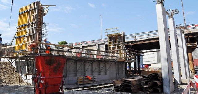 Brckenbau in Kleinhningen: eine der neuen Hiltalingerbrcken.   | Foto: Madeleine Ronner