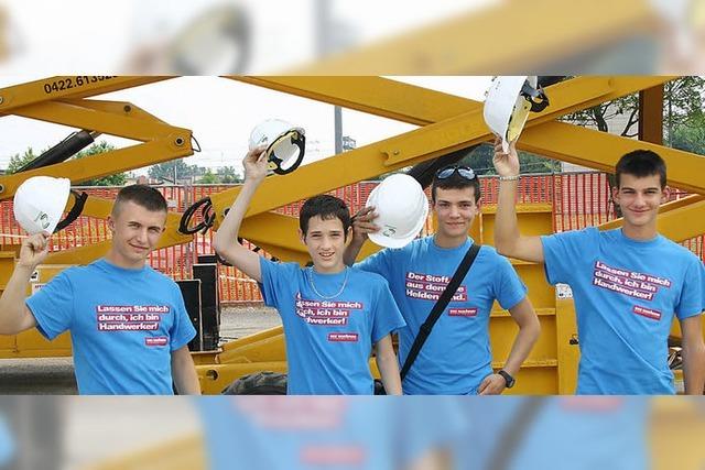 Handwerker zementieren die Brcke nach Padua