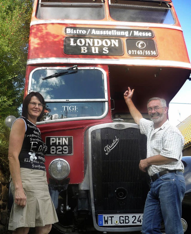 Mit einem lachenden und einem weinende...erspach Abschied von ihrem Londonbus.   | Foto: Michael Rber