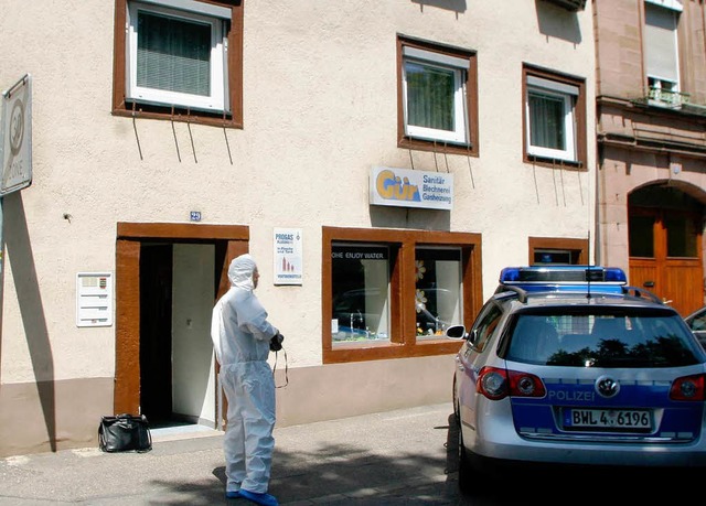 Die Spurensicherung am Haus, in dem das tote Ehepaar lebte.  | Foto: Heidi Foessel