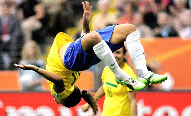 Die Brasilianerin Cristiane feiert ihr Tor mit einem Salto.   | Foto: dapd