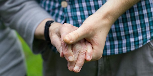 Einfache Dienstleistungen, etwa bei der Betreuung von Senioren, sind gefragt.   | Foto: DPA
