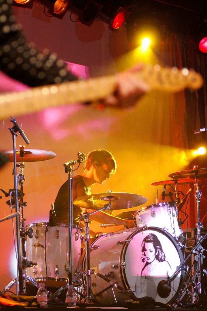 Bryan Ferrys Sohn Tara am zweiten Schlagzeug