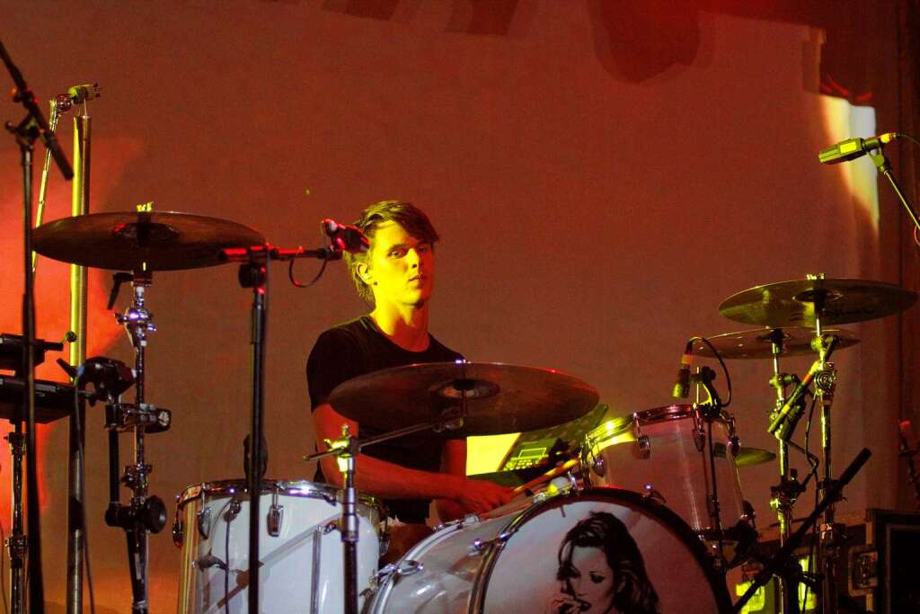 Bryan Ferrys Sohn Tara am zweiten Schlagzeug