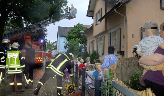 Gerettet: Mit der Drehleiter holt die ...achgeschoss des Luisen-Kindergartens.   | Foto: Heike Lemm