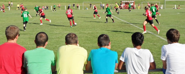 Die staunen die Herren am Spielfeldran...s ein Frauenfuball-Match in Wittnau.   | Foto: Paulina Grimm