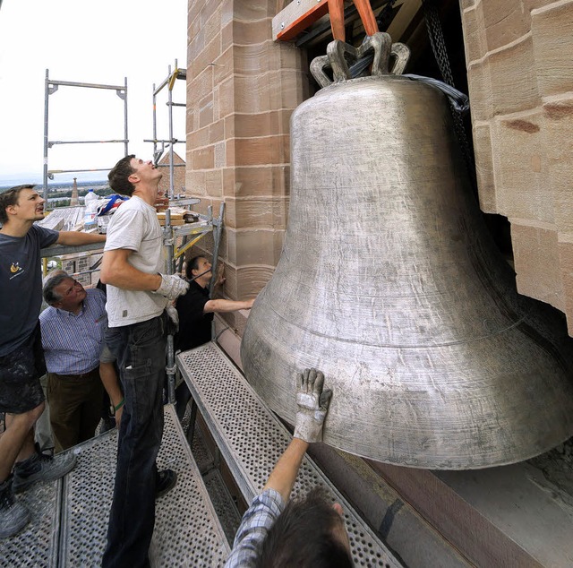 Der kritische Moment: Die Last von vie...ger an den Glockenstuhl weitergegeben.  | Foto: martin hau
