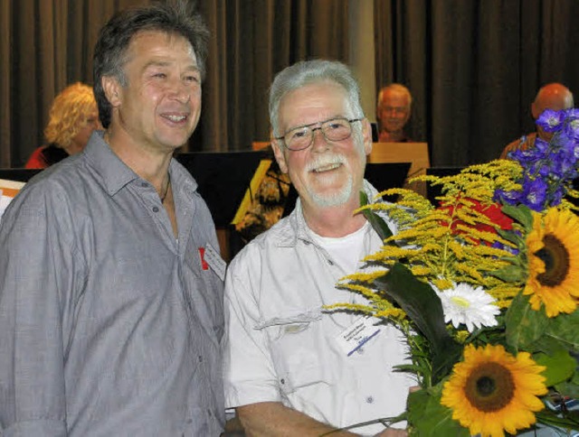 Seit 20 Jahren steht Engelbert Mayer (...ellvertreter Andreas Galli mit Blumen.  | Foto: benjamin bohn