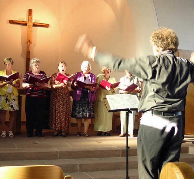 Florian Metz dirigiert in der Friedenskirche.   | Foto: Britta Herzog