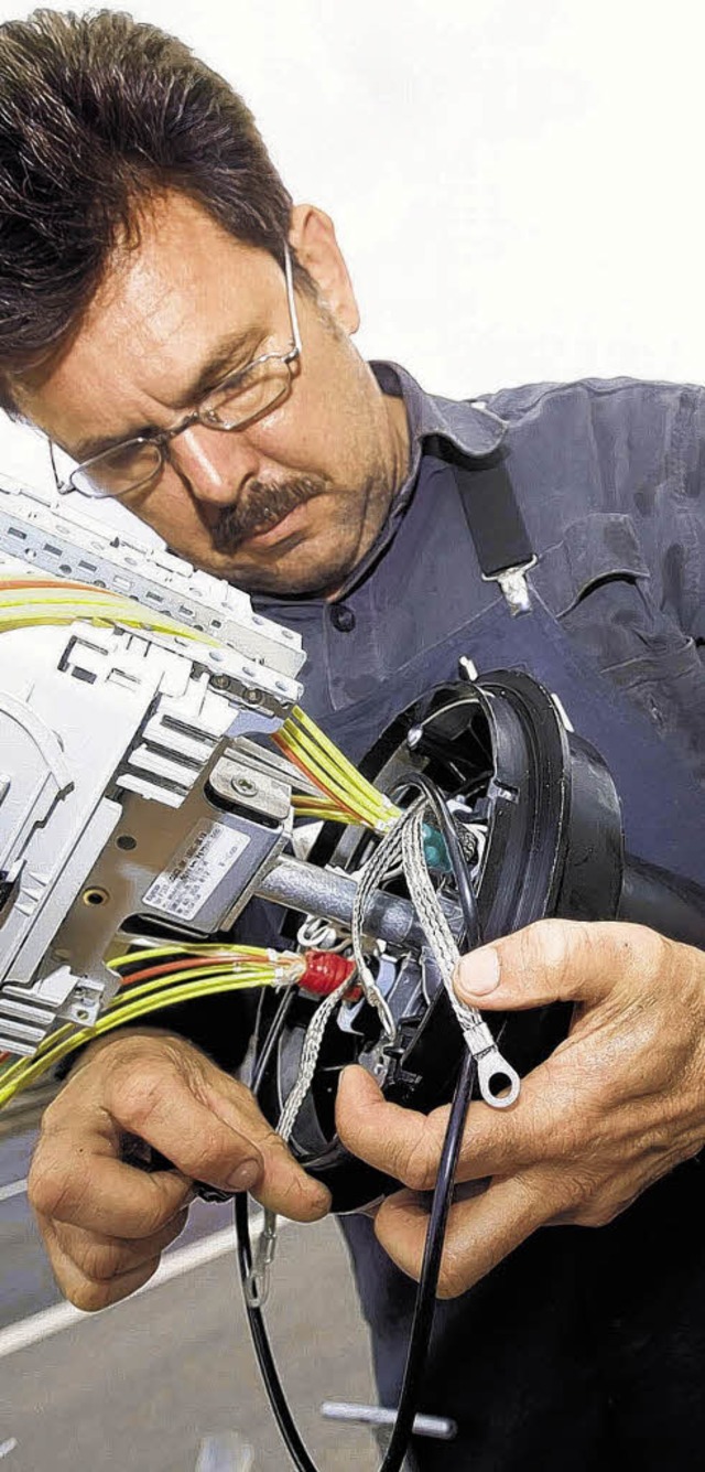 Telekomtechniker beim Verlegen eines Breitbandkabels.   | Foto: Archiv