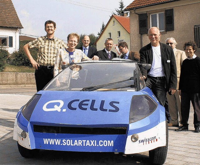 Engagieren sich fr die Umwelt und hel...Roland Ketterer  mit einem Solarmobil.  | Foto: Privat