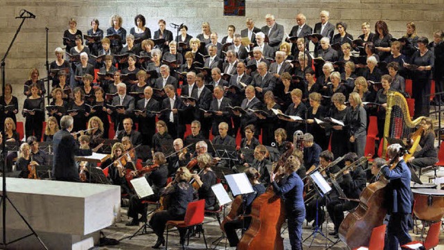 Der Motettenchor samt Orchester  in der Lrracher Kirche St. Peter   | Foto: Martin Schulte-Kellinghaus