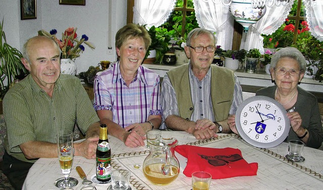 Seit sechs Jahrzehnten sind (von recht...abeth und Reinhardt Isele   zu Gast.    | Foto: Touristinfo